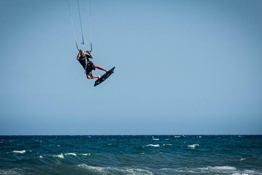Osoba uprawiająca kitesurfing - jak dobrać sprzęt do kitesurfingu - blueapart.pl